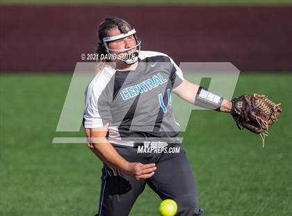 Thumbnail 2 in Liberty North vs Central - MSHSAA District Championship photogallery.