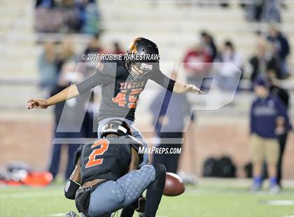 Thumbnail 2 in Wylie East vs. Lancaster (UIL 5A Regional Quarterfinal Playoff) photogallery.