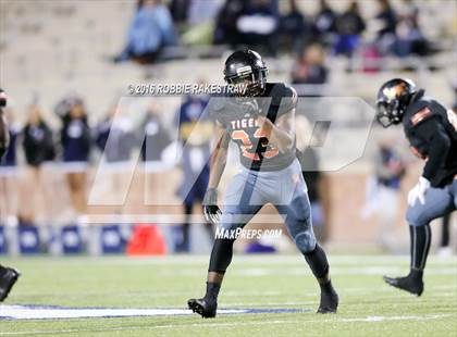 Thumbnail 2 in Wylie East vs. Lancaster (UIL 5A Regional Quarterfinal Playoff) photogallery.