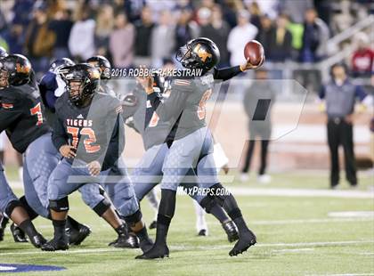 Thumbnail 2 in Wylie East vs. Lancaster (UIL 5A Regional Quarterfinal Playoff) photogallery.