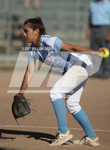 Thumbnail 2 in Hillsdale vs. Saratoga (CIF CCS Division 2 Semifinal) photogallery.