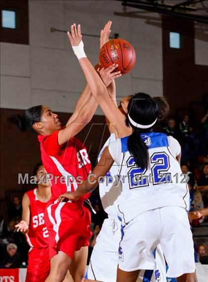 Thumbnail 2 in Serra vs. La Jolla Country Day (CIF D4 SoCal Regional Final) photogallery.