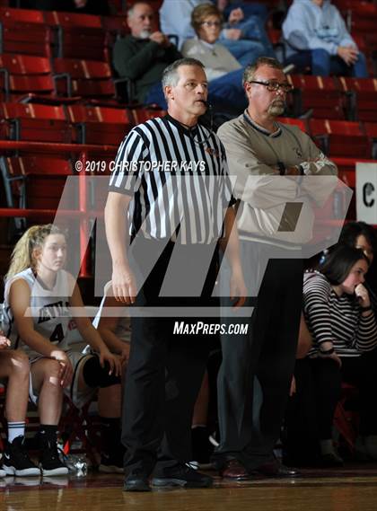 Thumbnail 2 in Pinckneyville vs. Sesser-Valier/Waltonville (West Frankfort Mid-Winter Classic) photogallery.