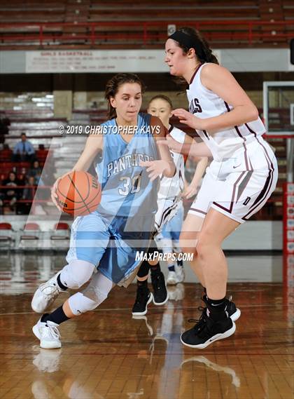 Thumbnail 1 in Pinckneyville vs. Sesser-Valier/Waltonville (West Frankfort Mid-Winter Classic) photogallery.