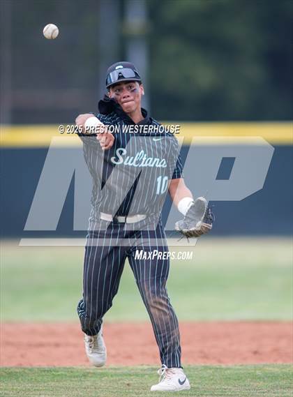 Thumbnail 2 in Sultana vs. Royal (CIF SS Division 2 Round 1) photogallery.