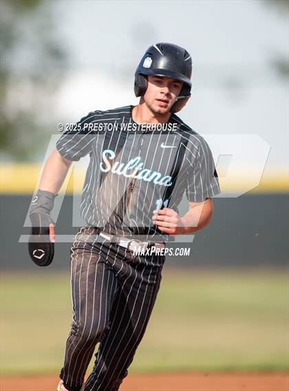 Thumbnail 2 in Sultana vs. Royal (CIF SS Division 2 Round 1) photogallery.