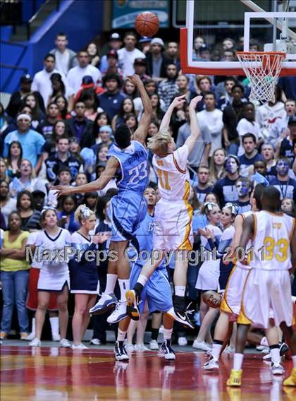 Thumbnail 3 in Bullard vs. Clovis West (CIF CS D1 Final) photogallery.
