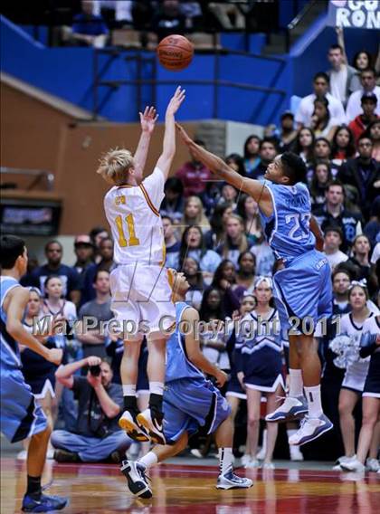 Thumbnail 1 in Bullard vs. Clovis West (CIF CS D1 Final) photogallery.