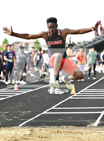 Thumbnail 1 in IHSA Class 3A Sectional Meet photogallery.