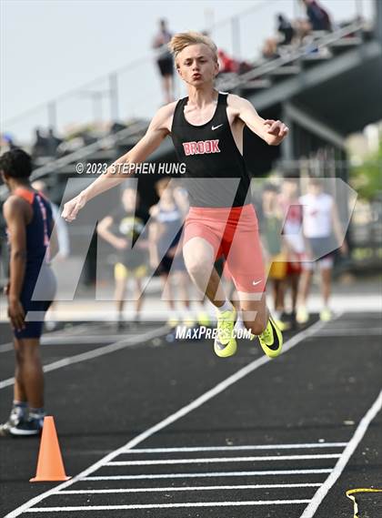 Thumbnail 2 in IHSA Class 3A Sectional Meet photogallery.