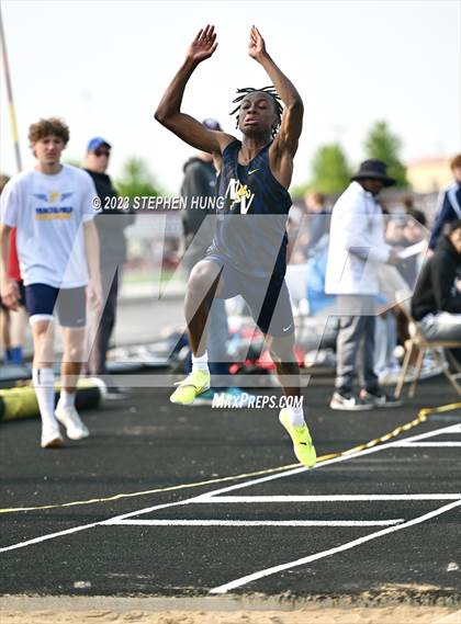 Thumbnail 3 in IHSA Class 3A Sectional Meet photogallery.