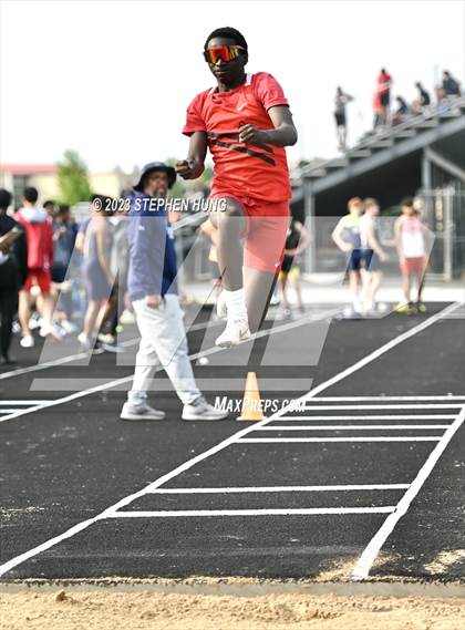 Thumbnail 2 in IHSA Class 3A Sectional Meet photogallery.