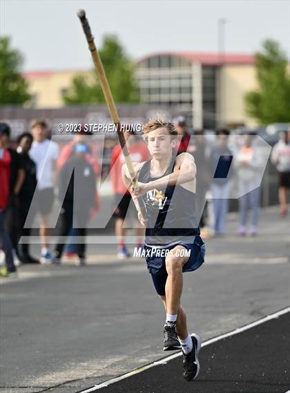 Thumbnail 3 in IHSA Class 3A Sectional Meet photogallery.