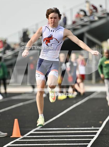 Thumbnail 1 in IHSA Class 3A Sectional Meet photogallery.