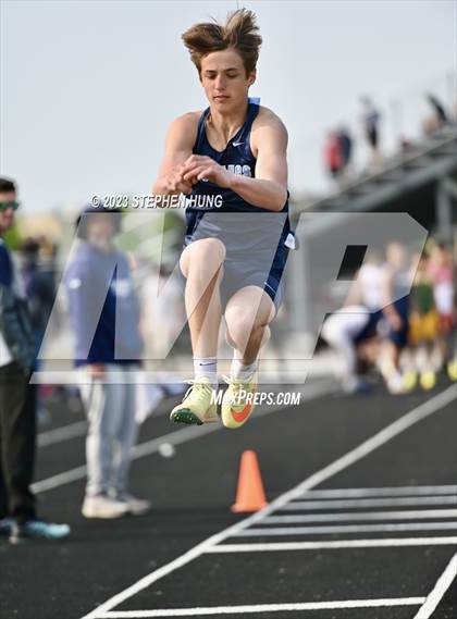 Thumbnail 1 in IHSA Class 3A Sectional Meet photogallery.