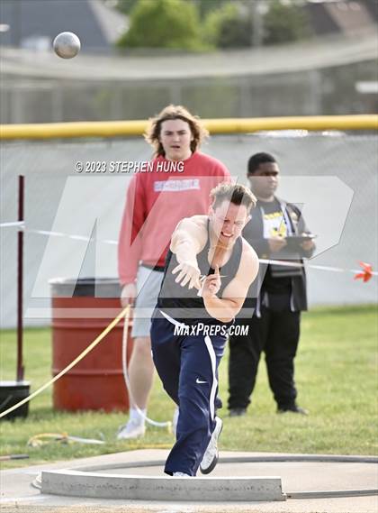 Thumbnail 2 in IHSA Class 3A Sectional Meet photogallery.