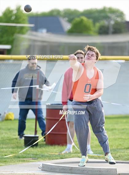 Thumbnail 1 in IHSA Class 3A Sectional Meet photogallery.
