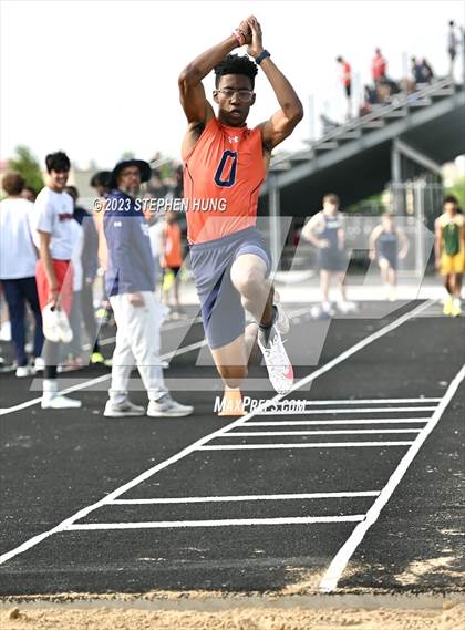 Thumbnail 2 in IHSA Class 3A Sectional Meet photogallery.