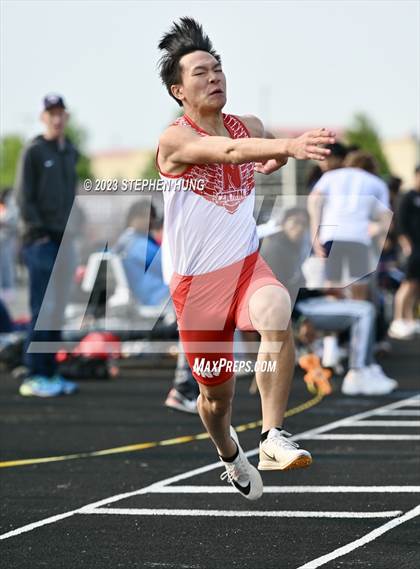 Thumbnail 1 in IHSA Class 3A Sectional Meet photogallery.