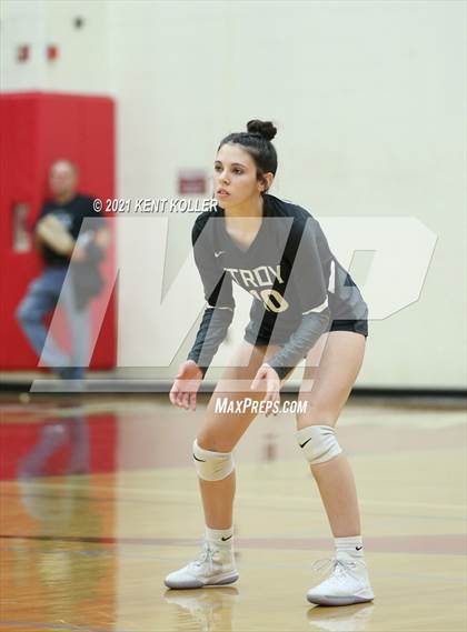 Thumbnail 1 in Dakota vs. Troy (MHSAA Regional Final) photogallery.