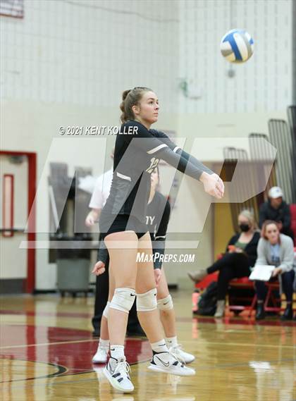 Thumbnail 2 in Dakota vs. Troy (MHSAA Regional Final) photogallery.