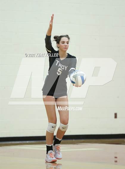 Thumbnail 2 in Dakota vs. Troy (MHSAA Regional Final) photogallery.