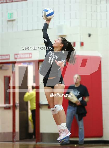 Thumbnail 2 in Dakota vs. Troy (MHSAA Regional Final) photogallery.