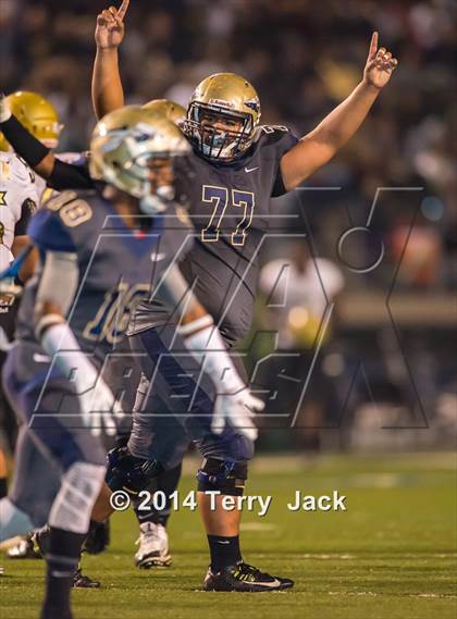 Thumbnail 3 in St. John Bosco vs. Long Beach Poly photogallery.
