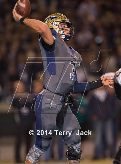Thumbnail 3 in St. John Bosco vs. Long Beach Poly photogallery.