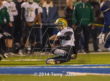 Thumbnail 3 in St. John Bosco vs. Long Beach Poly photogallery.
