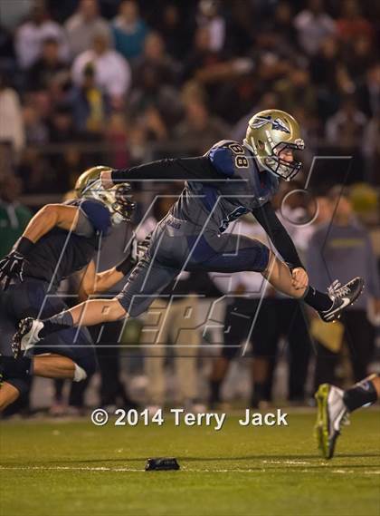 Thumbnail 3 in St. John Bosco vs. Long Beach Poly photogallery.