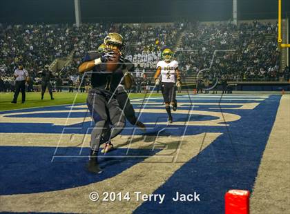 Thumbnail 2 in St. John Bosco vs. Long Beach Poly photogallery.
