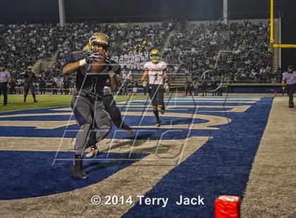 Thumbnail 1 in St. John Bosco vs. Long Beach Poly photogallery.