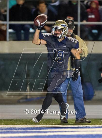 Thumbnail 1 in St. John Bosco vs. Long Beach Poly photogallery.
