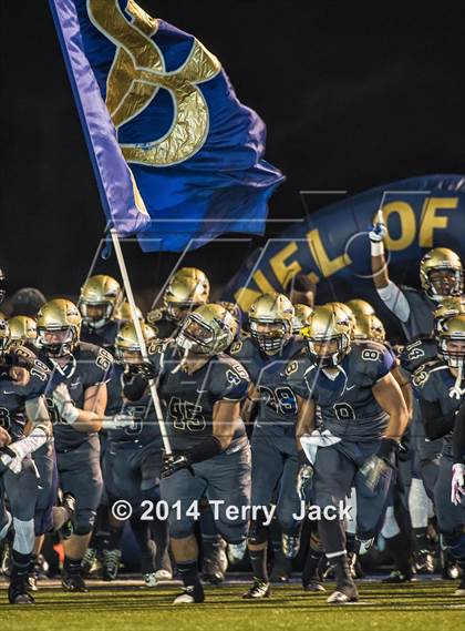 Thumbnail 3 in St. John Bosco vs. Long Beach Poly photogallery.