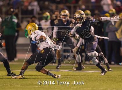 Thumbnail 3 in St. John Bosco vs. Long Beach Poly photogallery.