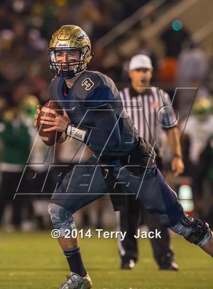 Thumbnail 3 in St. John Bosco vs. Long Beach Poly photogallery.