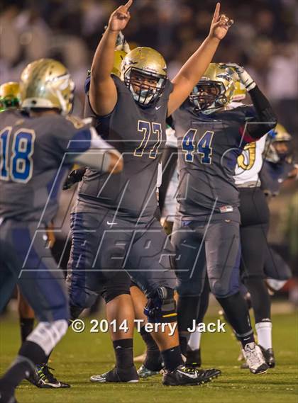 Thumbnail 3 in St. John Bosco vs. Long Beach Poly photogallery.