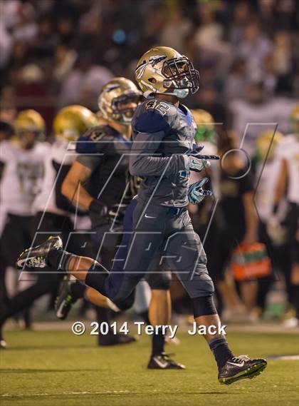 Thumbnail 3 in St. John Bosco vs. Long Beach Poly photogallery.