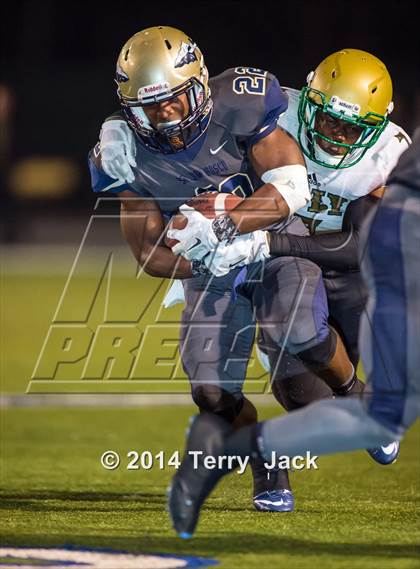 Thumbnail 3 in St. John Bosco vs. Long Beach Poly photogallery.