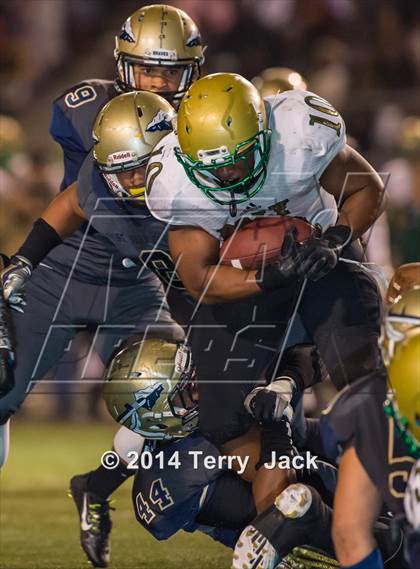 Thumbnail 3 in St. John Bosco vs. Long Beach Poly photogallery.