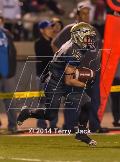Thumbnail 3 in St. John Bosco vs. Long Beach Poly photogallery.