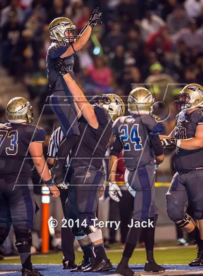 Thumbnail 3 in St. John Bosco vs. Long Beach Poly photogallery.