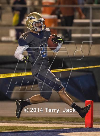 Thumbnail 3 in St. John Bosco vs. Long Beach Poly photogallery.