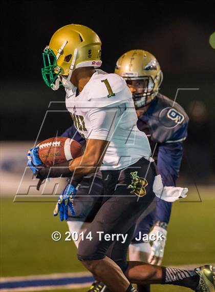Thumbnail 2 in St. John Bosco vs. Long Beach Poly photogallery.