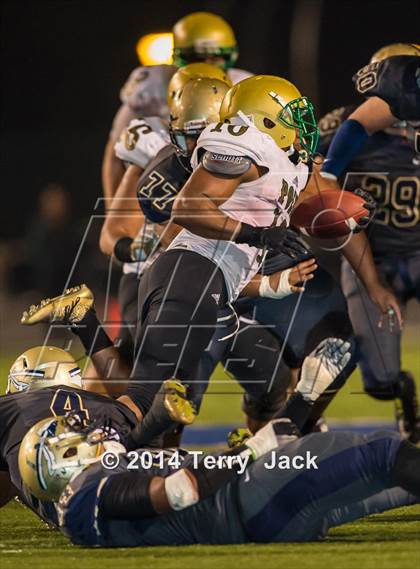 Thumbnail 3 in St. John Bosco vs. Long Beach Poly photogallery.