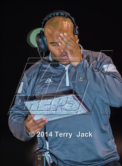 Thumbnail 2 in St. John Bosco vs. Long Beach Poly photogallery.