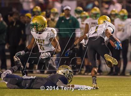 Thumbnail 3 in St. John Bosco vs. Long Beach Poly photogallery.