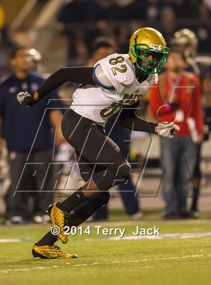 Thumbnail 3 in St. John Bosco vs. Long Beach Poly photogallery.