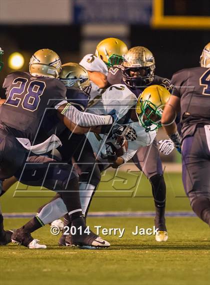 Thumbnail 3 in St. John Bosco vs. Long Beach Poly photogallery.